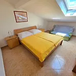 Apartamento House And Apts. In 27322 Novi Vinodolski