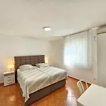 Apartamento House And Apts. In 27322 Novi Vinodolski