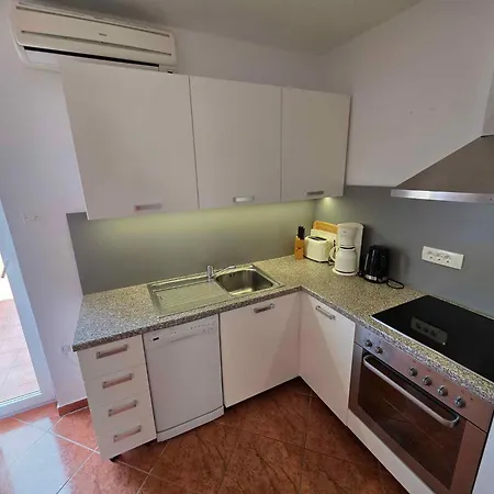House And Apts. In 27322 公寓 *