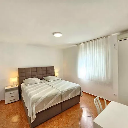 Apartamento House And Apts. In 27322 Novi Vinodolski