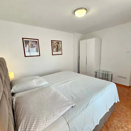 House And Apts. In 27322 Apartman