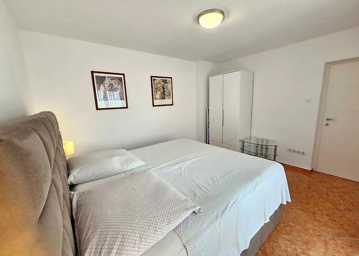 House And Apts. In 27322 Lejlighed