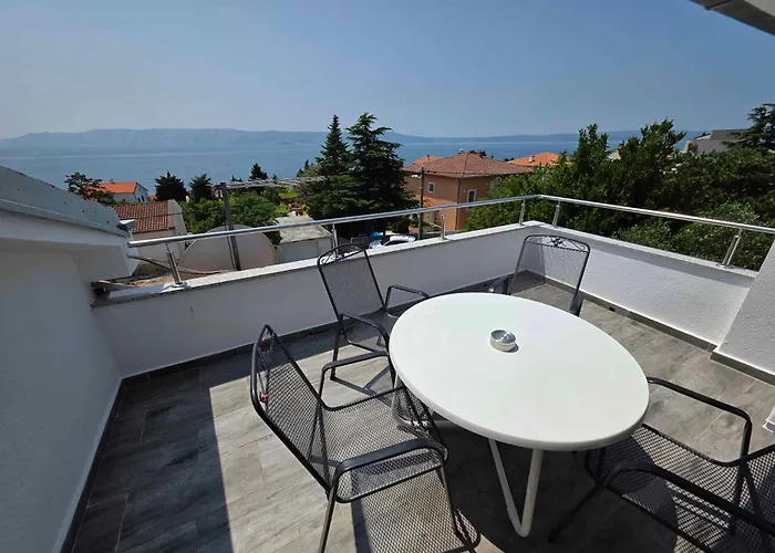 House And Apts. In 27322 Novi Vinodolski